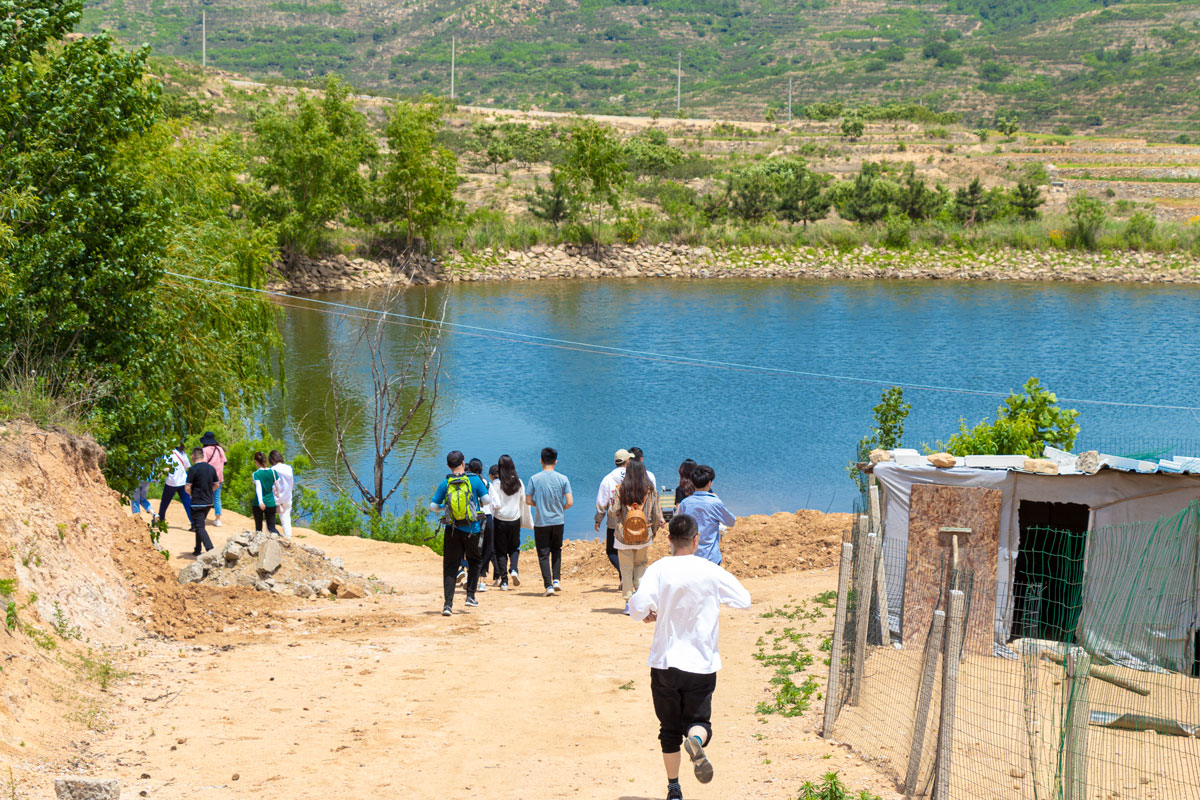 到(dào)達午餐地(dì)農(nóng)家(jiā)小(xiǎo)院