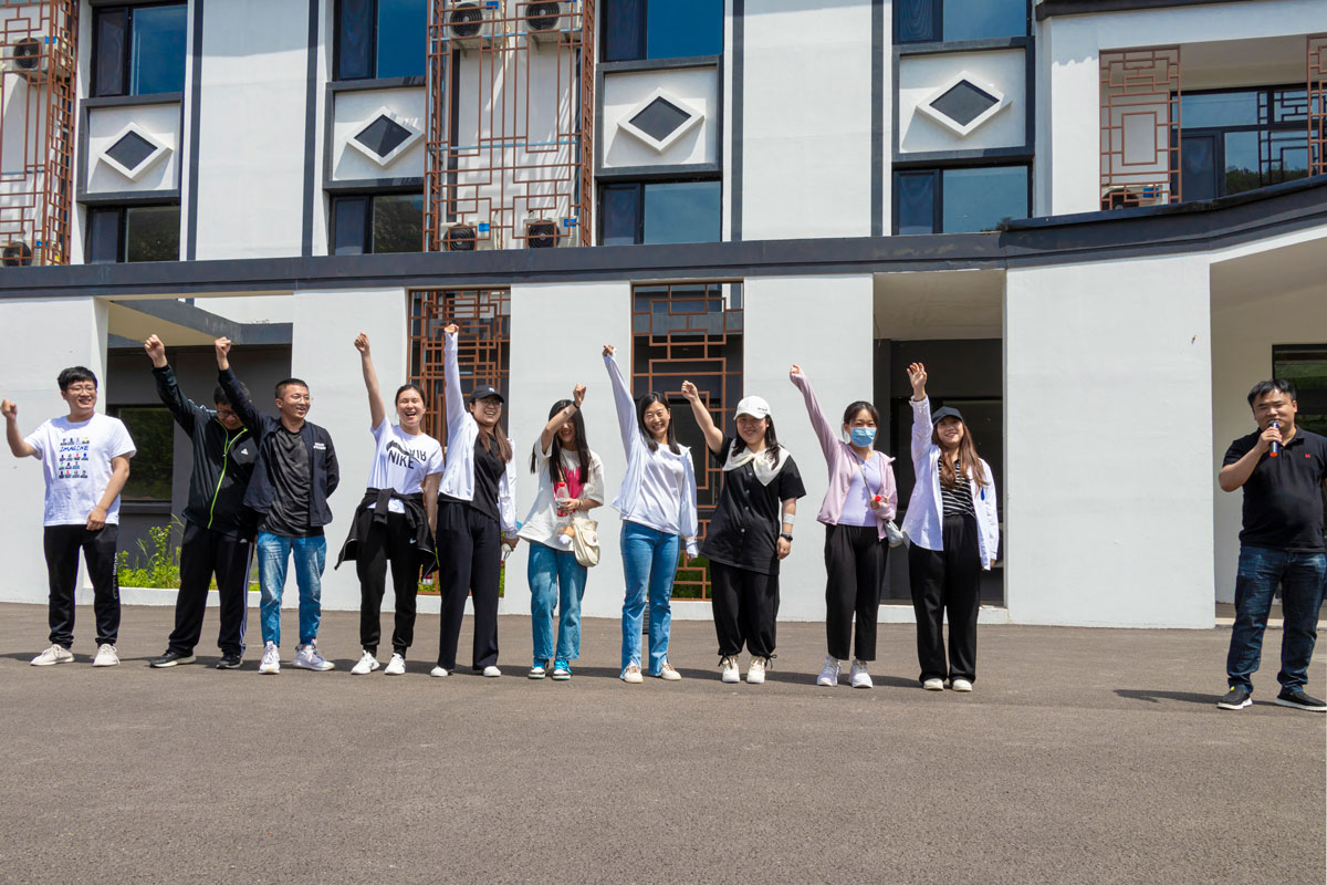 hello隊亮(liàng)相(xiàng)